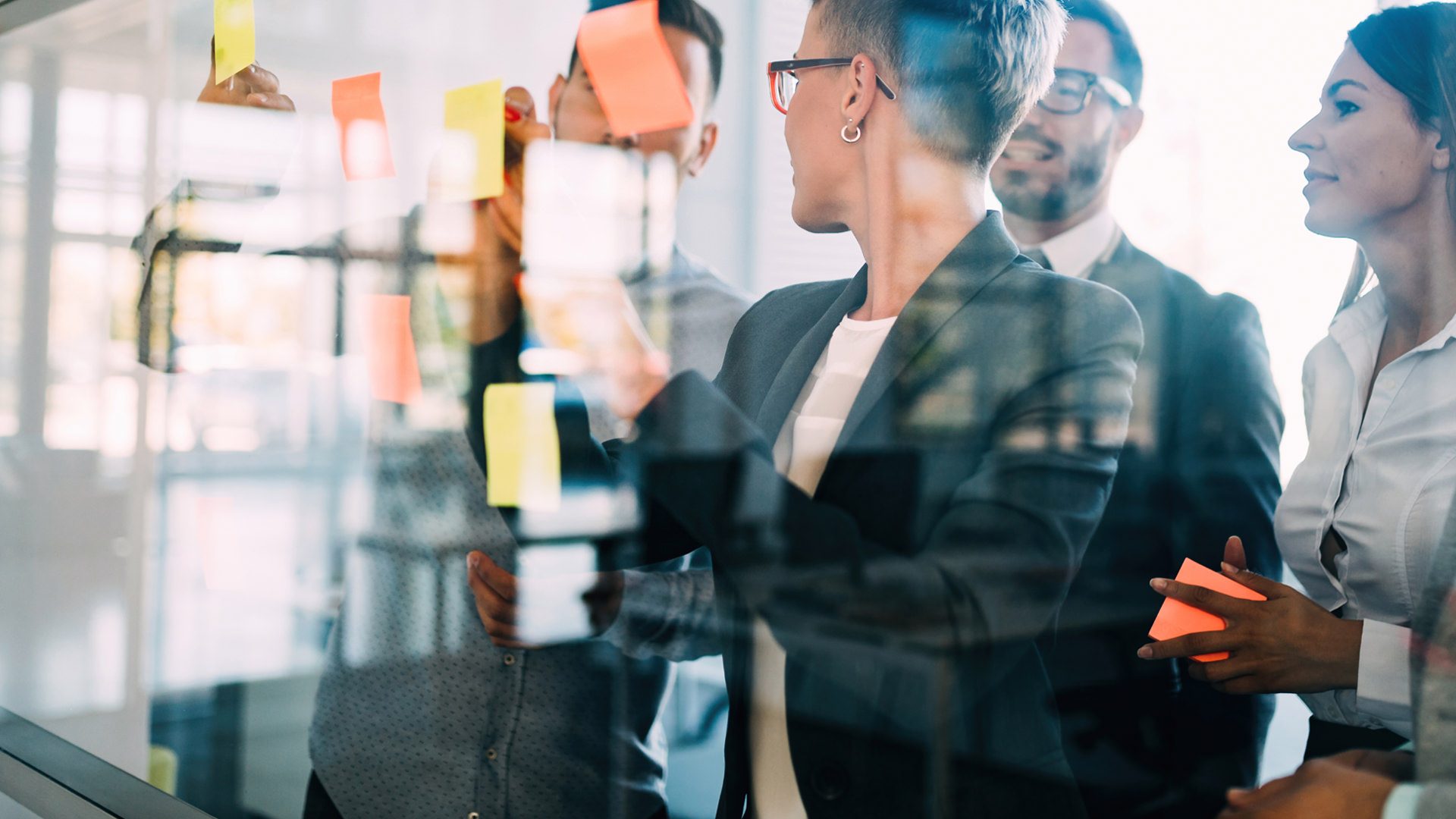 Equipa a trabalhar numa sessão de cocriação