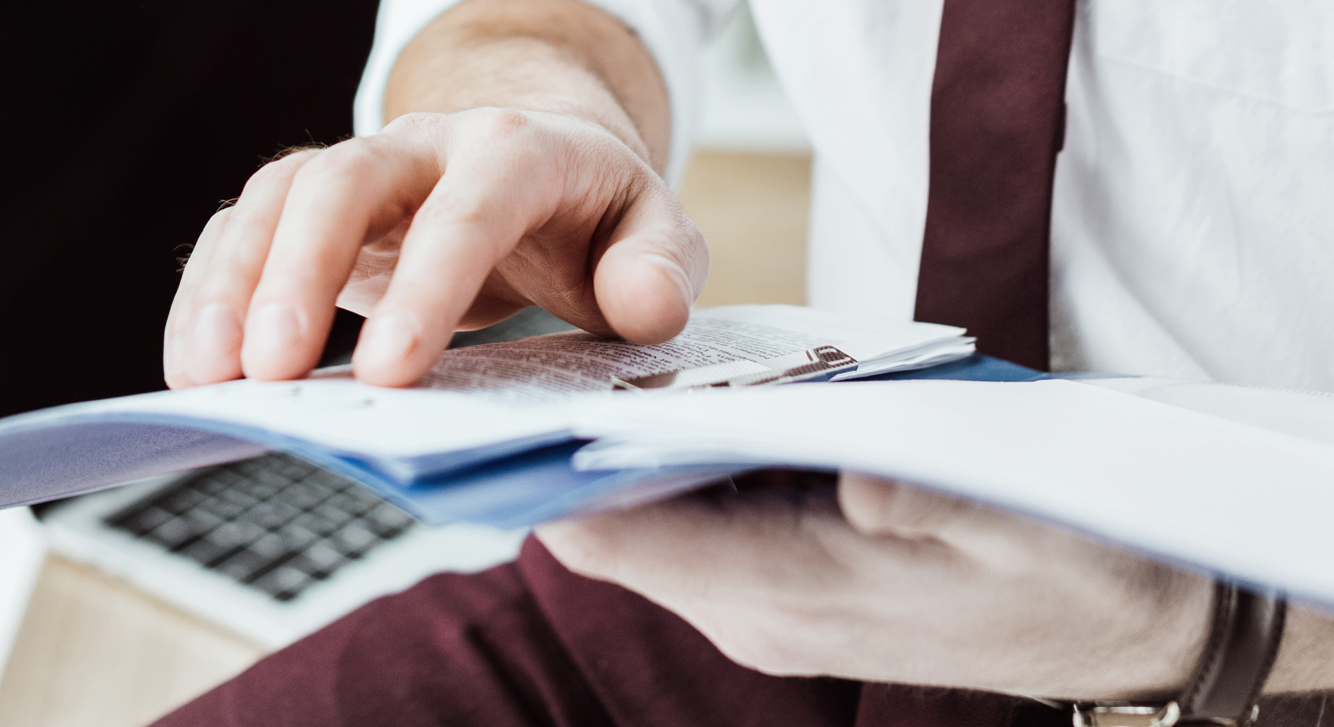 Publicações científicas SMOS - pormenor de pessoa a ler documento técnico, ©SarkisSeysian