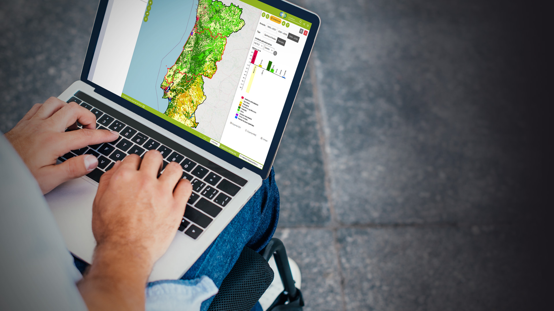 Pessoa a usar um computador portátil